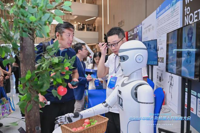 记2024中国人形机器人开发者大会暨第三届张江机器人全球生态峰会(图11) 记2024中国人形机器人开发者大会暨第三届张江机器人全球生态峰会(图11)